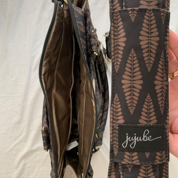 JuJuBe - Be Classy Diaper Tote - Picture 2 of 6